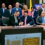 El ministro TIC, Julián Molina, radicó en el Congreso el proyecto de ley Internet Solidario para que hogares de estrato 1 tengan conectividad mediante tarifas diferenciadas - Foto: MinTIC