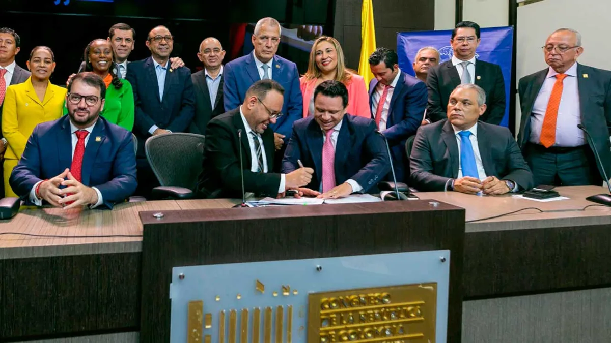 ​El ministro TIC, Julián Molina, radicó en el Congreso el proyecto de ley Internet Solidario para que hogares de estrato 1 tengan conectividad mediante tarifas diferenciadas - Foto: MinTIC