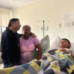 Pasado el mediodía el mandatario acudió al Hospital Central de la Policía Nacional en Bogotá, acompañado de la cúpula policial y el ministro de Defensa, Pedro Sánchez. Allí el jefe de Estado saludó a las familias de los uniformados que estaban presentes - Foto: Presidencia