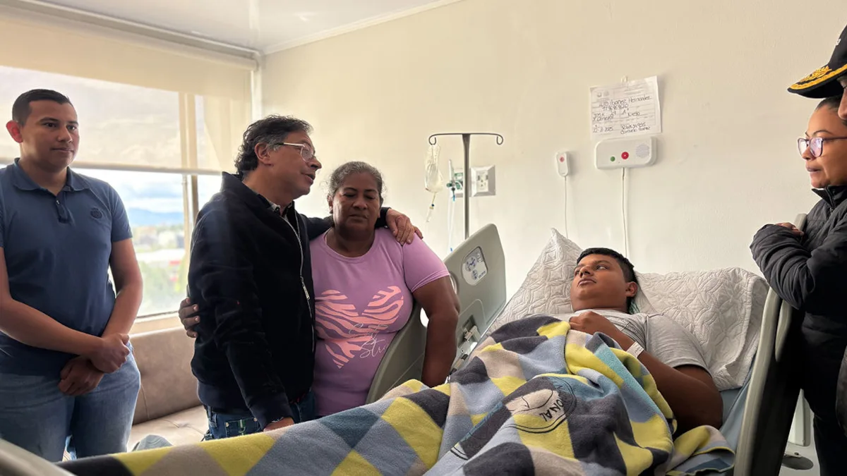 Pasado el mediodía el mandatario acudió al Hospital Central de la Policía Nacional en Bogotá, acompañado de la cúpula policial y el ministro de Defensa, Pedro Sánchez. Allí el jefe de Estado saludó a las familias de los uniformados que estaban presentes - Foto: Presidencia