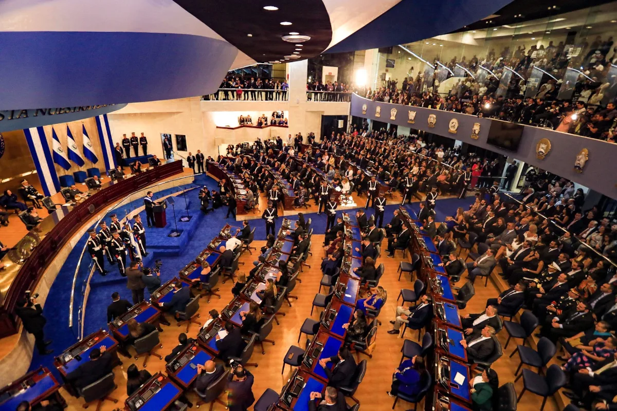 El proceso de aprobación fue sumamente expedito: se votó y ratificó en menos de dos horas, validando el cambio constitucional en una sola legislatura, lo cual implicaría que la reforma entre en vigor ocho días después de su publicación oficial - Foto: Archivo/Presidencia de El Salvador