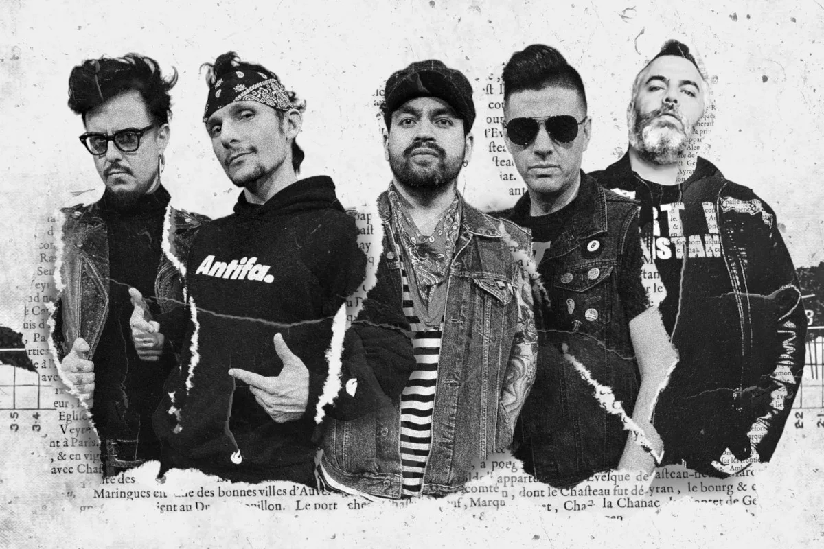 Conformada por Niko Cabrera, Kasius Martínez, Sergio Acosta, David Kawooq y Mario Muñoz, la agrupación fusiona punk, cumbia, ska, hip hop y reggae en una explosiva propuesta musical que combina fiesta y conciencia - Foto: Doctor Krápula