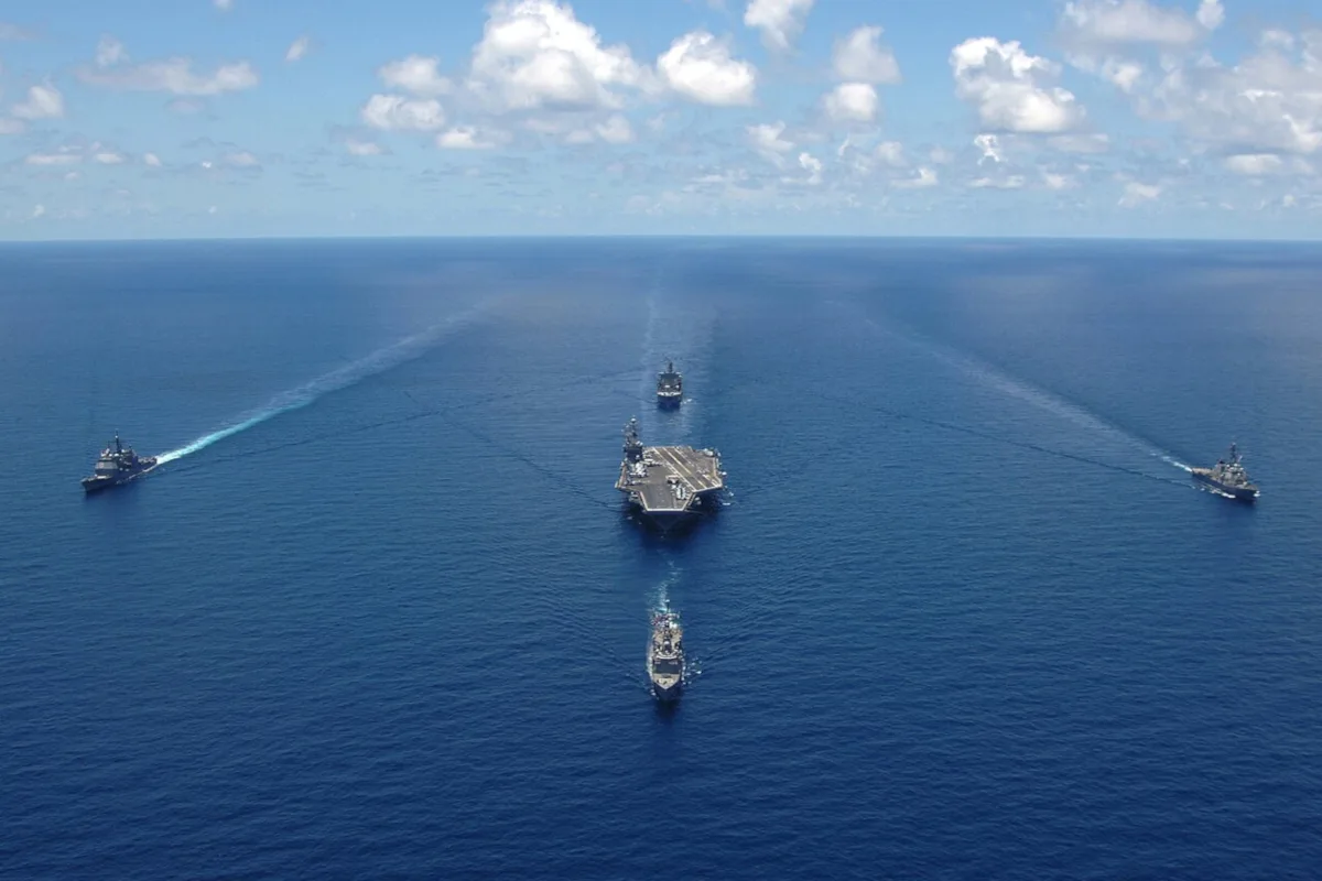 Desde su despacho, Trump ya ordenó al Pentágono opciones para actuar militarmente contra los cárteles, incluyendo operaciones de fuerzas especiales, inteligencia y ataques selectivos - Foto: US Navy