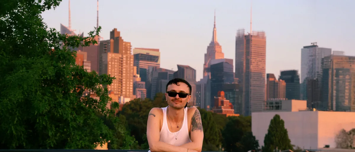 "Bajo el sol" es solo el primer capítulo de un proyecto más amplio: hará parte del primer EP de Angarita, donde explorará su profunda pasión por el pop, el disco y el R&B, siempre con la autenticidad y fusión cultural que lo caracteriza - Foto: Angarita
