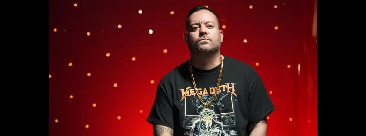 Nacido en Brooklyn, Nueva York y de padres colombianos, Blahbotski creció rodeado de diversidad cultural, lo que se refleja en su sonido: un viaje que conecta lo urbano con el rock, el pop americano y los ritmos latinos - Foto: Blahbotski