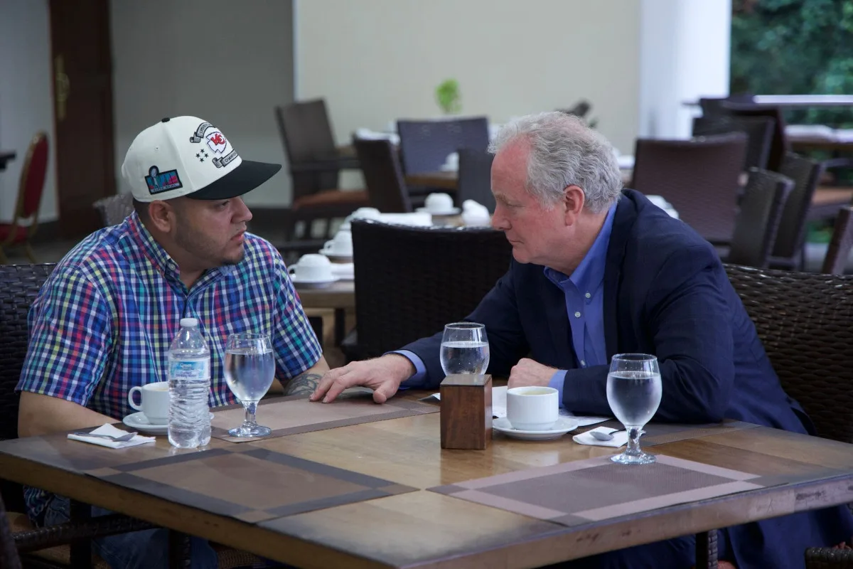 El senador Chris Van Hollen tuvo una reunión con Kilmar Ábrego mientras el salvadoreño estaba en prisión en el CECOT - Foto: Sen. Chris Van Hollen