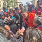 Rodrigo Paz ha emergido como un líder inesperado, promoviendo un modelo de "Capitalismo para todos", descentralización económica (modelo 50-50), combate a la corrupción con tecnología y fondos respaldados por criptomonedas - Foto: X/@Rodrigo_PazP