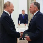 Vladimir Putin expresó que no está excluido hablar con Zelenskyy, pero que aún no se han cumplido las condiciones necesarias para un encuentro directo - Foto: EricLDaugh