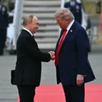 A pesar de casi tres horas de conversaciones directas, los líderes no anunciaron ningún avance concreto. Trump señaló que buscará mantener contacto con el presidente ucraniano Volodímir Zelenskyy, aunque este último no fue invitado a la cumbre - Foto: Redes Sociales