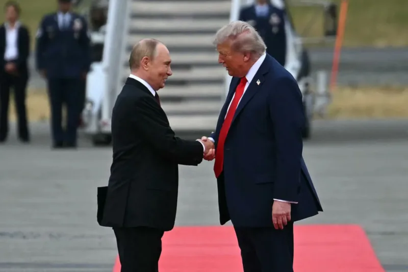 A pesar de casi tres horas de conversaciones directas, los líderes no anunciaron ningún avance concreto. Trump señaló que buscará mantener contacto con el presidente ucraniano Volodímir Zelenskyy, aunque este último no fue invitado a la cumbre - Foto: Redes Sociales