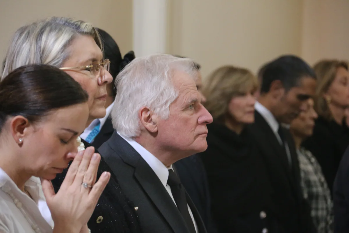 La vida de Uribe Londoño ha estado afectada por tragedias: su esposa, la periodista Diana Turbay, fue asesinada en 1991 durante un intento de rescate, y ahora enfrenta el asesinato de su hijo Miguel, ocurrido en medio del clima de violencia política - Foto: Mauricio Vanegas