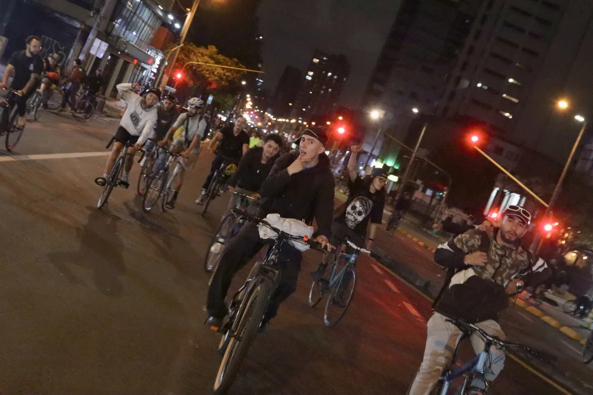 Los ciclopaseos se extendieron hasta la noche, cuando se les vió rodar por la carrera séptima - Foto: Ronald Cano