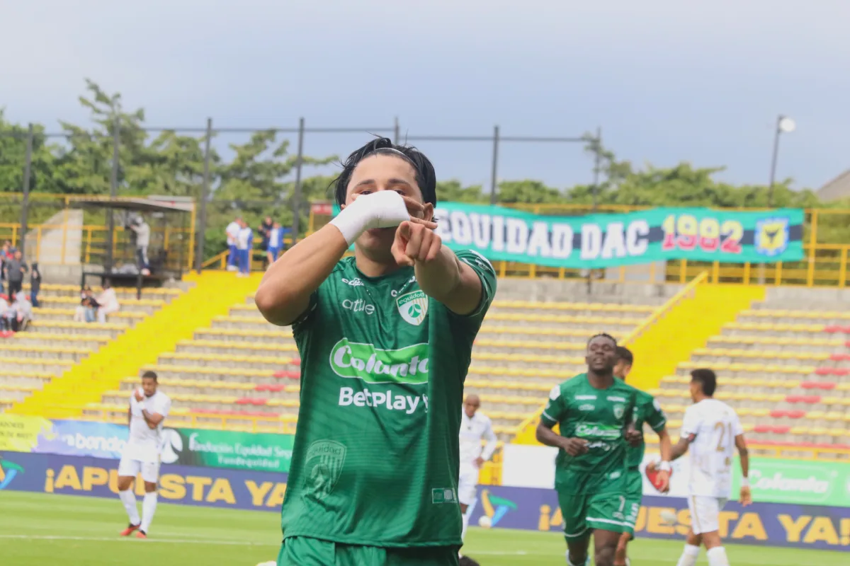 En el minuto 33, el exjugador de Atlético Nacional, Kevin Parra anotó el primero para La Equidad - Foto: Ronald Cano
