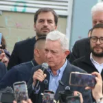 Es importante aclarar que la medida de libertad a Uribe no equivale a una absolución: la tutela solamente permitió que él se defienda en libertad mientras se resuelve en segunda instancia el fallo condenatorio de la jueza Heredia - Foto: Ronald Cano