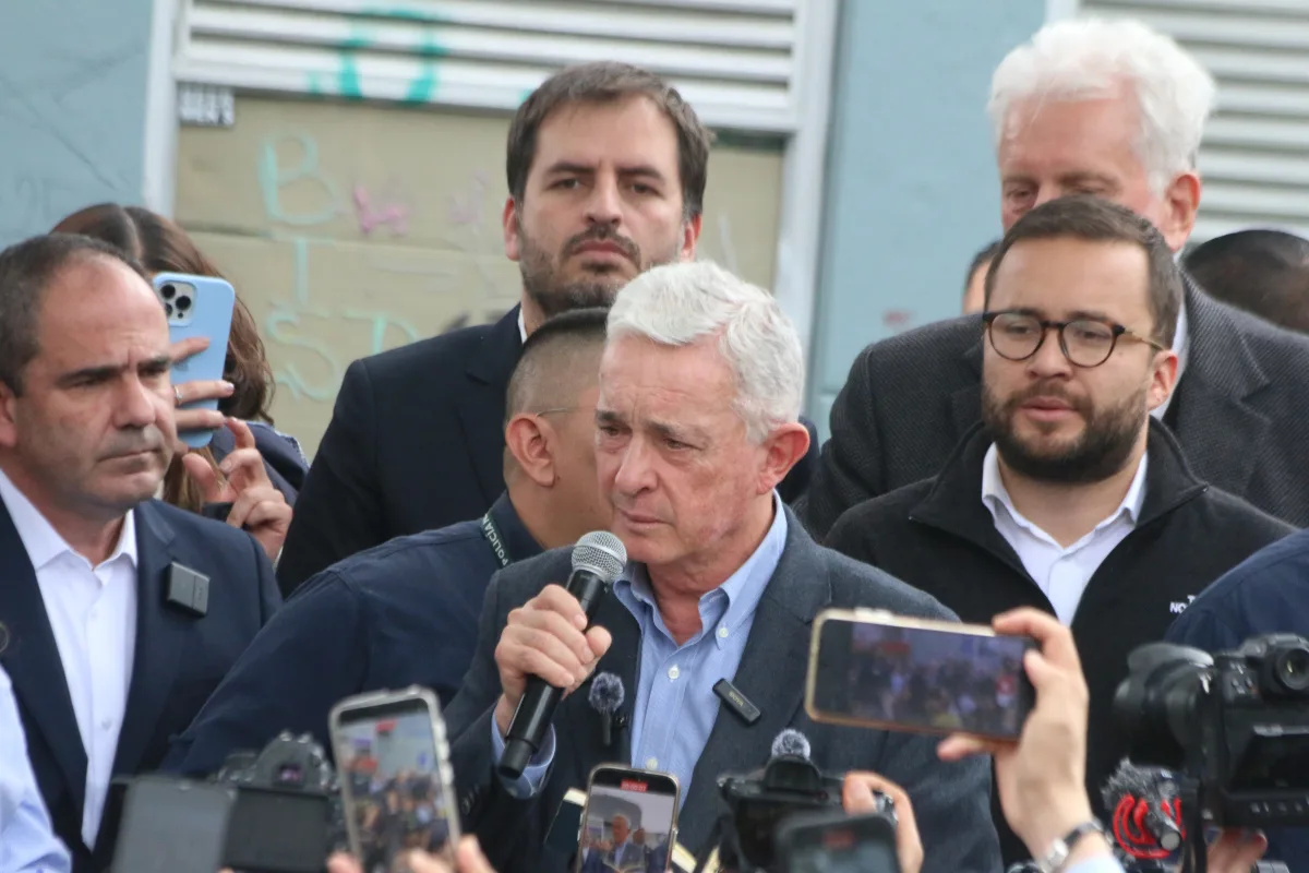 Es importante aclarar que la medida de libertad a Uribe no equivale a una absolución: la tutela solamente permitió que él se defienda en libertad mientras se resuelve en segunda instancia el fallo condenatorio de la jueza Heredia - Foto: Ronald Cano