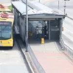 Usuarios y usuarias de TransMilenio cuentan con la opción de recarga digital para las tarjetas personalizadas y así evitar filas. Desde los celulares, a través de la aplicación Maas pueden hacer recargas de mínimo de 10 000 pesos, la activación se realiza en los puntos de tullave identificados como “puntos de activación tarjeta” instalados en las estaciones, también en el lector de tarjetas de los buses zonales o desde su celular a través de NFC - Imagen de Referencia: Archivo/Ronald Cano