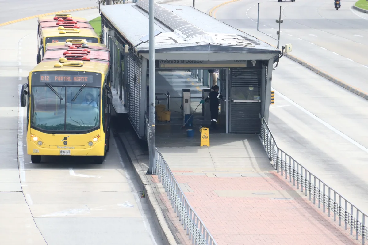 Usuarios y usuarias de TransMilenio cuentan con la opción de recarga digital para las tarjetas personalizadas y así evitar filas. Desde los celulares, a través de la aplicación Maas pueden hacer recargas de mínimo de 10 000 pesos, la activación se realiza en los puntos de tullave identificados como “puntos de activación tarjeta” instalados en las estaciones, también en el lector de tarjetas de los buses zonales o desde su celular a través de NFC - Imagen de Referencia: Archivo/Ronald Cano