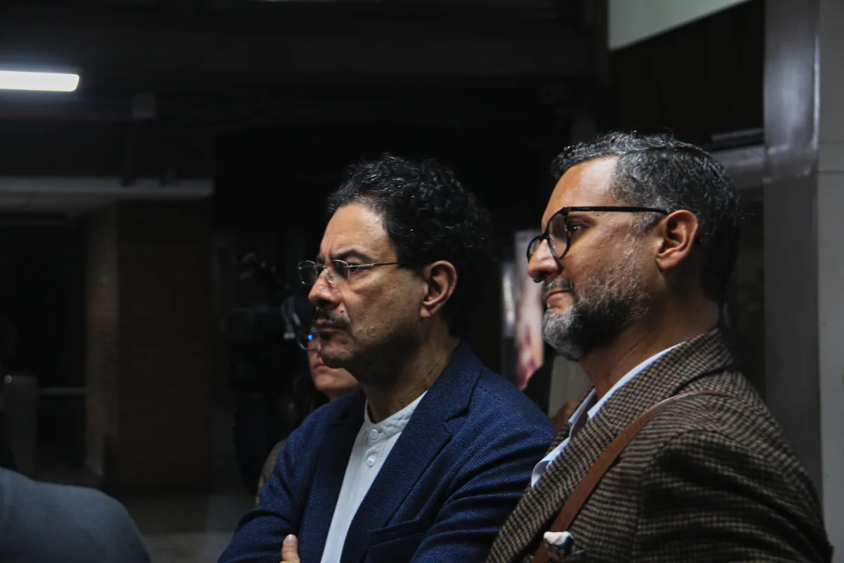 El senador Iván Cepeda y el abogado Miguel Ángel del Río dieron declaraciones al respecto de las afirmaciones hechas por el expresidente en su defensa material - Foto: Mauricio Vanegas