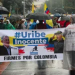 Por ejemplo, en Bogotá, manifestantes portaban pancartas con consignas como “Uribe Inocente” y “Uribe mártir político”, mientras reclamaban respeto por el proceso judicial y apelaban a la completa inocencia del expresidente - Foto: Mauricio Vanegas