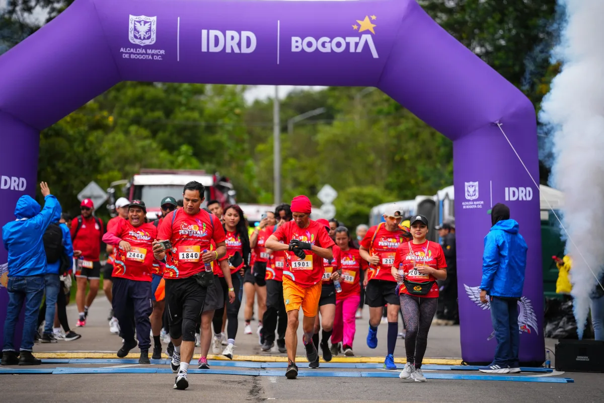 Un total de 2.278 personas aceptaron el reto de subir los 1.605 escalones del sendero de Monserrate, completando los 2.4 kilómetros de recorrido hasta llegar a la cima del cerro, donde fueron recibidos con medallas y un gran ambiente - Foto: IDRD