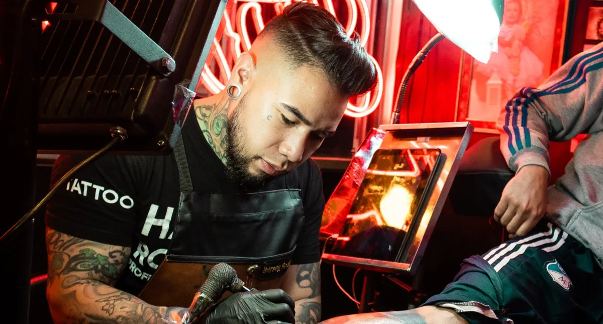 Hablar de Harson Rodríguez es hablar de alguien que convirtió su pasión en un arte capaz de cambiar vidas. Hace 12 años, siendo apenas un joven de 20, empezó a tatuar sobre frutas, piel de cerdo y naranjas, con la curiosidad y las ganas de aprender que hoy lo siguen impulsando - Foto: Harson Rodríguez