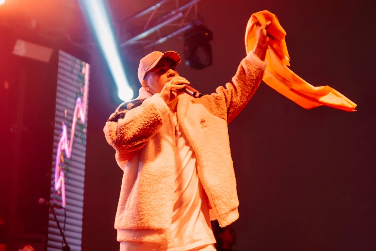 En sus cuatro años de carrera, Luan ha demostrado versatilidad interpretando géneros como trap y reguetón, alcanzando miles de oyentes con temas como Contéstame, Infiel, Eso es Todo y Tu Última Canción, que superan las 300 mil reproducciones en plataformas digitales - Foto: Luan