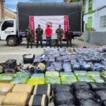 1140 kilos de la droga fueron encontrados en la vía a Cartago, a la altura del corregimiento de Zaragoza en 2238 paquetes debidamente prensados, envueltos en plástico y transportados en una camioneta, cuyo conductor emprendió la huida luego de evadir un pare de registro militar en el sector - Foto: Ejército Nacional