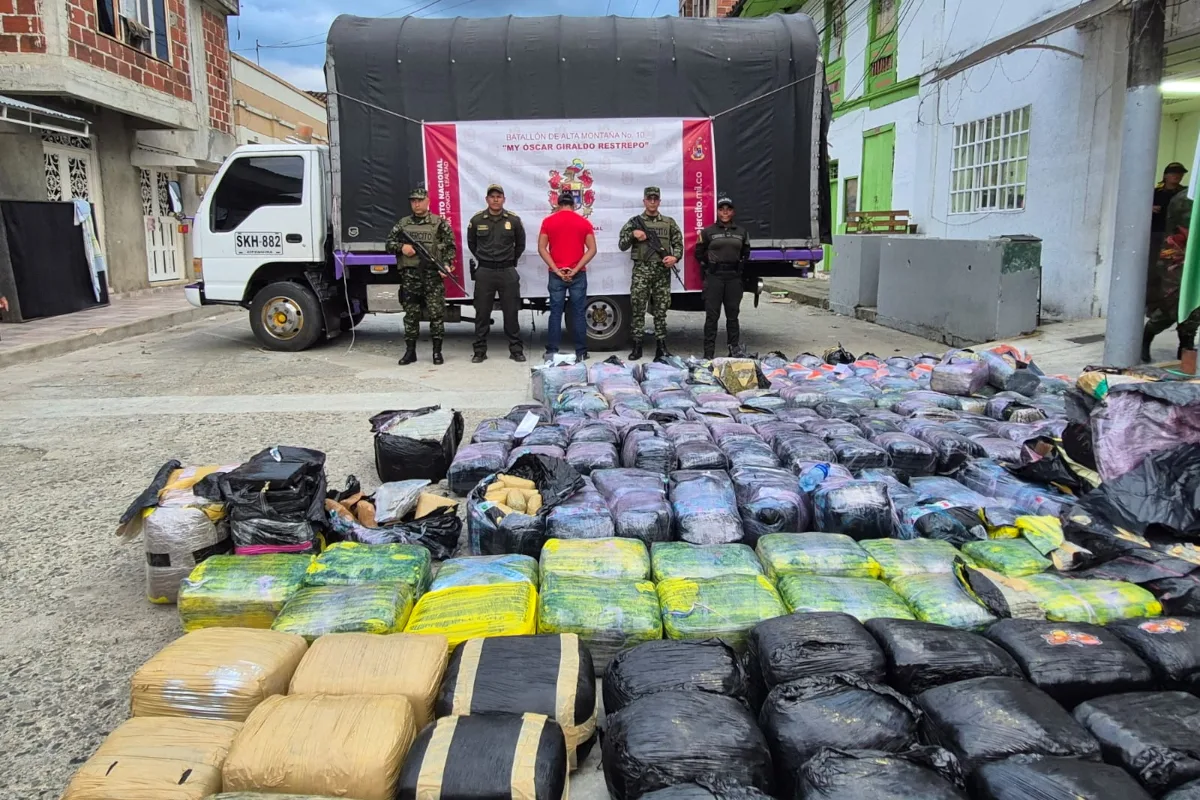 1140 kilos de la droga fueron encontrados en la vía a Cartago, a la altura del corregimiento de Zaragoza en 2238 paquetes debidamente prensados, envueltos en plástico y transportados en una camioneta, cuyo conductor emprendió la huida luego de evadir un pare de registro militar en el sector - Foto: Ejército Nacional