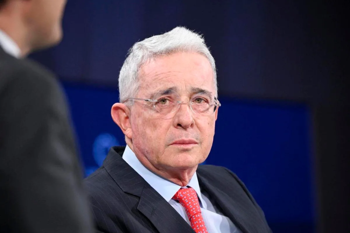 Histórico; Expresidente Álvaro Uribe Vélez fue condenado a 12 años de prisión - Foto: Redes sociales
