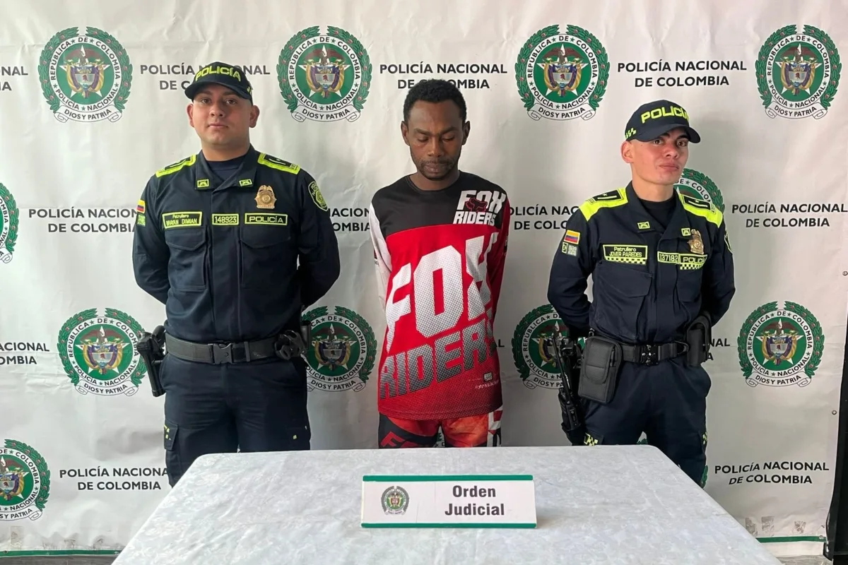 Capturan a presunto implicado en violento robo de patineta en puente peatonal de Bogotá - Foto: Cortesía