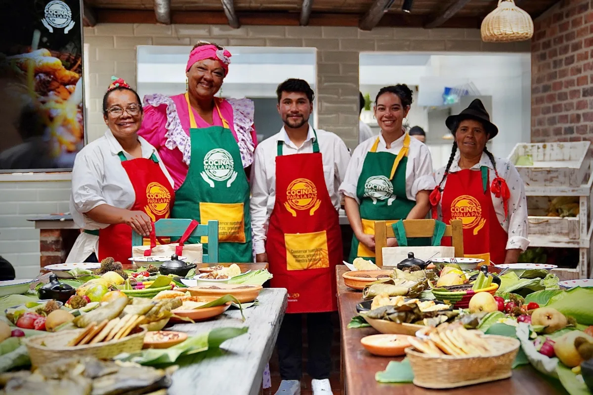 Más de 1.500 personas en 10 departamentos ya hacen parte de Cocinas para la Paz, un programa que protege la cocina tradicional como patrimonio vivo, fortalece la soberanía alimentaria y abre caminos de reconciliación en territorios afectados por la violencia - Foto: Cocinas para la paz