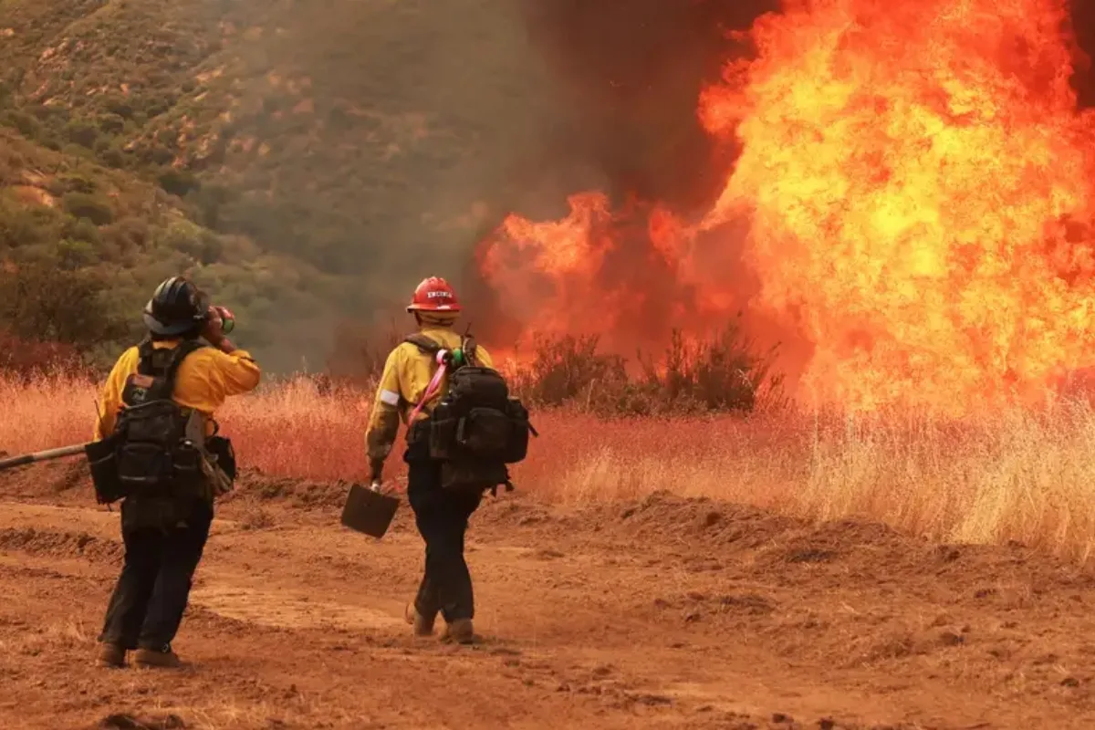 Incendio en California amenaza cientos de viviendas y deja al menos tres heridos - Foto: Reuters