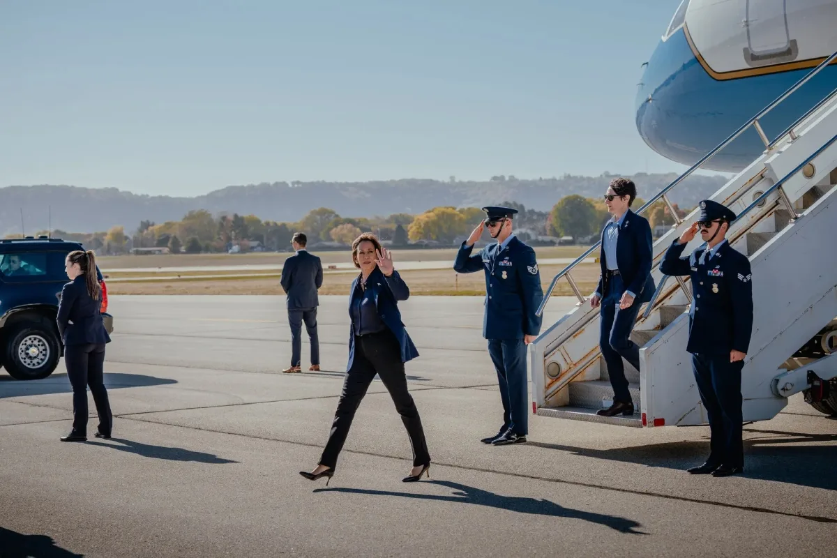 Trump ordena retirar la protección del Servicio Secreto a Kamala Harris en medio de tensiones políticas y de seguridad - Foto: Jamie Kelter Davis
