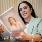 En esta obra, González Parra revela los aspectos clave del proceso consultivo, resaltando la importancia de conectar con la misión interna de cada empresa - Foto: Mirianyis González
