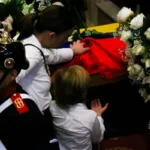 Emotivo momento; Alejandro, hijo de Miguel Uribe Turbay, se despidió de su padre - Foto: Doomo Editorial / Mauricio Vanegas