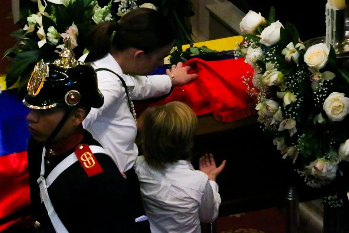 Emotivo momento; Alejandro, hijo de Miguel Uribe Turbay, se despidió de su padre - Foto: Doomo Editorial / Mauricio Vanegas