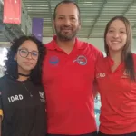 Las paraactividades subacuáticas se estrenan en los Juegos Mundiales en Chengdú, China, con la paraapnea dinámica. Dos bogotanas representarán a Colombia., Yuritza Arévalo (izq.) y María Carolina Rodríguez (der ); van con el entrenador Jimmy Acosta - Foto: IDRD