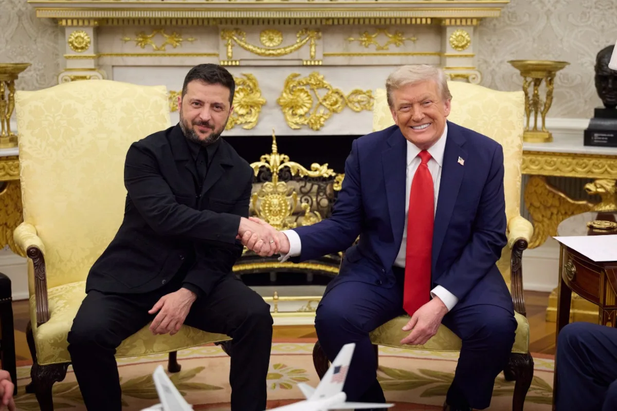 El ambiente de diálogo fue más conciliador que en encuentros anteriores. Zelenskyy reemplazó su uniforme militar por un traje formal por solicitud de Trump, suavizando el tono diplomático - Foto: X/@whitehouse