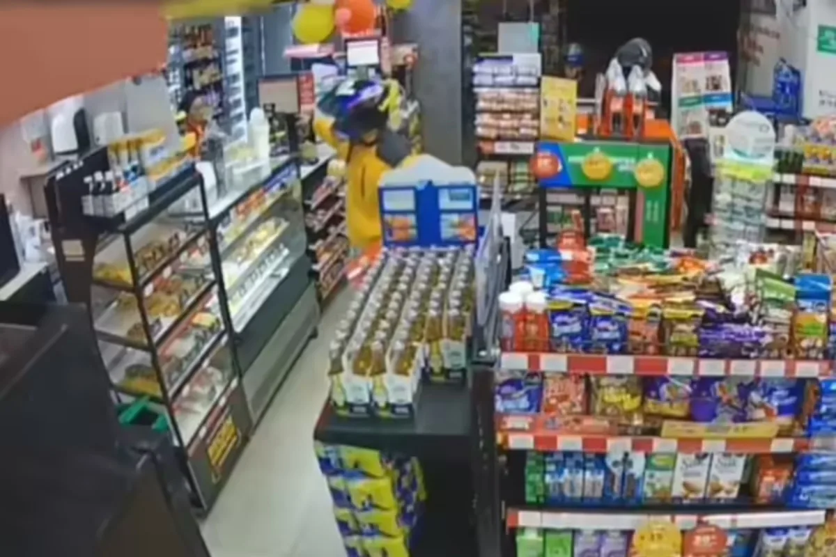 Policía captura a tres hombres tras atraco en establecimiento comercial de Chapinero - Foto: Captura de video