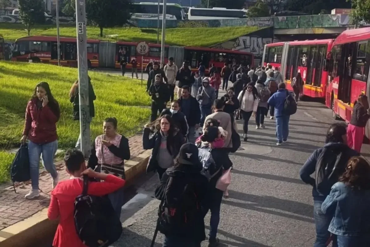 Falla mecánica en bus de Transmilenio genera congestión en varias troncales de Bogotá - Foto: Redes sociales