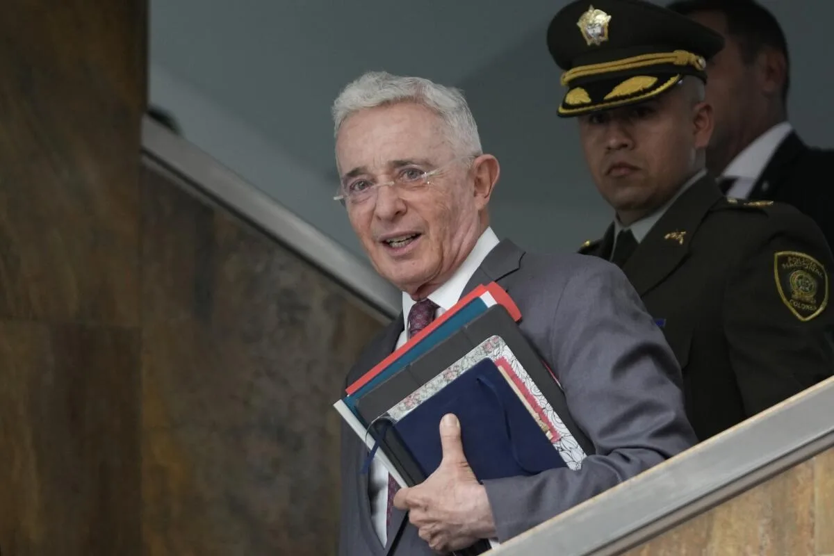 Tribunal de Bogotá deja en libertad a Álvaro Uribe mientras se resuelve su condena en segunda instancia - Foto: Redes Sociales