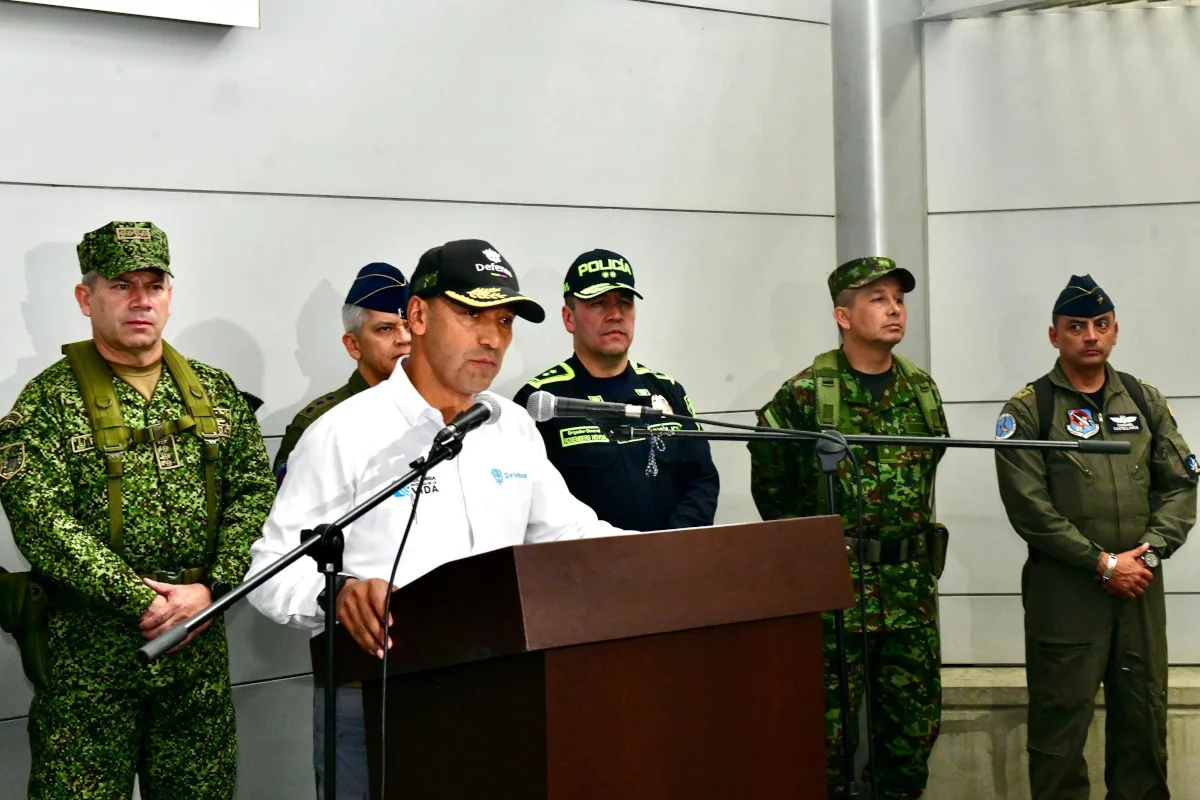El jefe de la Cartera anunció un refuerzo de capacidades que incluye la activación de la Fuerza de Despliegue Rápido N.º 7, la incorporación de siete pelotones adicionales para complementar operaciones en el Bajo Cauca y Sur de Bolívar y el despliegue de botes de bajo calado en el río Cauca - Foto: Ministerio de Defensa