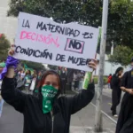 En las movilizaciones también exigieron que el estado tenga un compromiso real con la implementación del fallo de la Corte Constitucional que en pocos meses cumplirá 4 años. Reclamaron que el gobierno regule a las entidades médicas que ejercen violencia obstétrica además de colocar trabas al momento que se solicita un procedimiento de interrupción voluntaria de embarazo - Foto: Paula D'Pablos