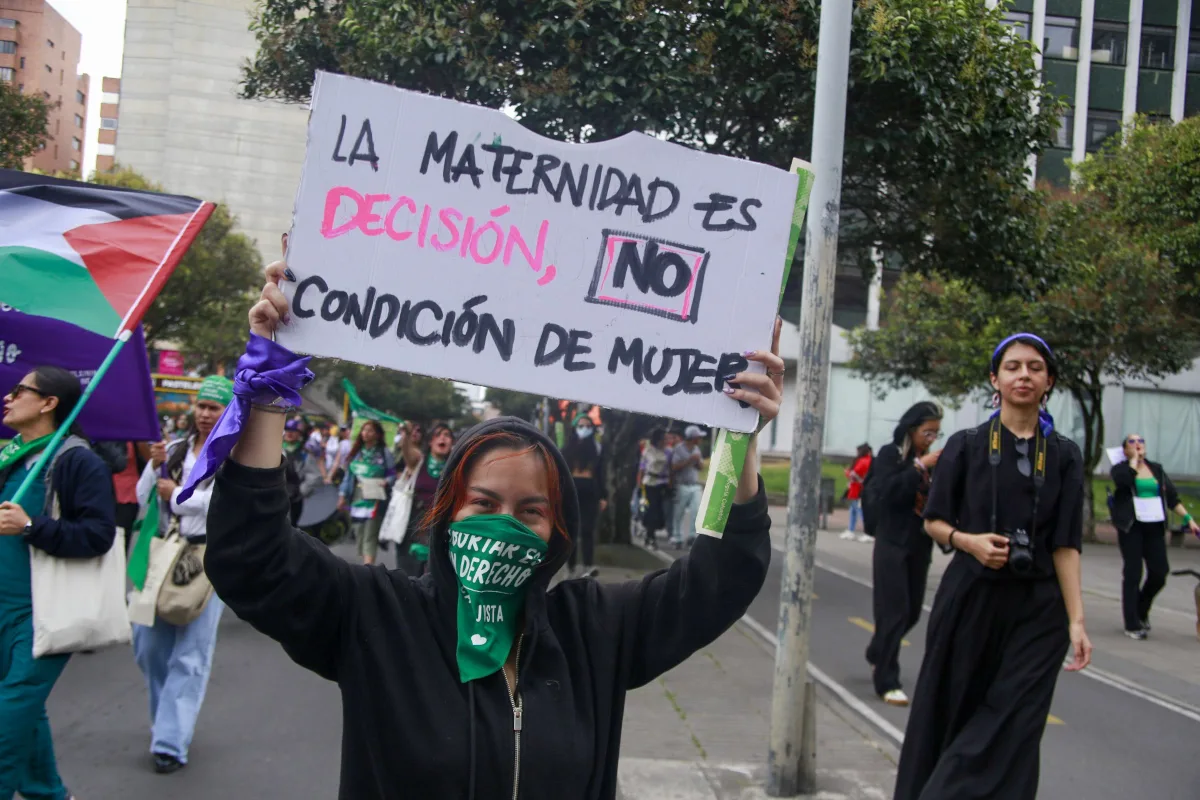 En las movilizaciones también exigieron que el estado tenga un compromiso real con la implementación del fallo de la Corte Constitucional que en pocos meses cumplirá 4 años. Reclamaron que el gobierno regule a las entidades médicas que ejercen violencia obstétrica además de colocar trabas al momento que se solicita un procedimiento de interrupción voluntaria de embarazo - Foto: Paula D'Pablos