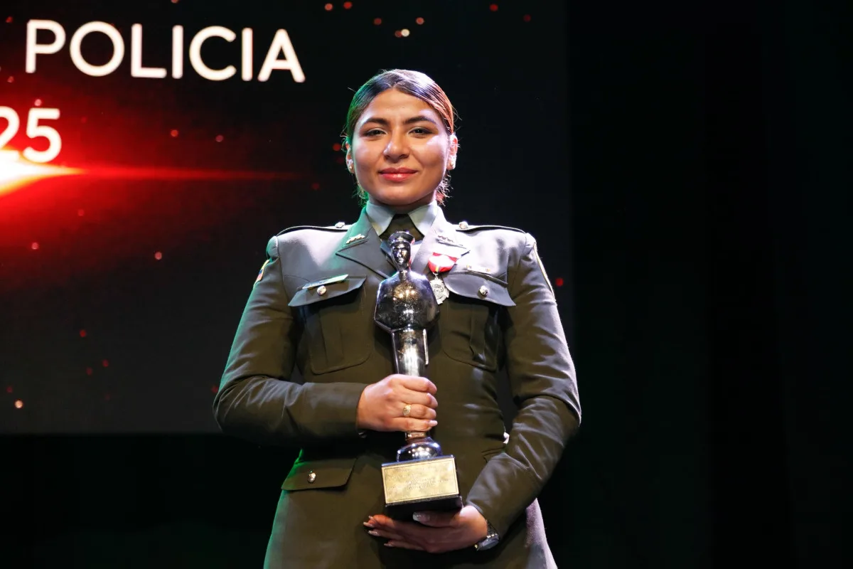 La patrullera Laura Juanita Camacho Rojas, fue premiada por su heroísmo, tras desarmar a un delincuente que intentó asesinarla cuando se dirigía a cumplir su turno en la Policía Metropolitana de Cartagena. En la acción recibió tres disparos - Foto: Policía Nacional
