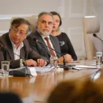 Durante el Consejo de Ministros que sesionó en la Casa de Nariño este lunes, el mandatario le dijo al jefe de la cartera política, Armando Benedetti que establezca "qué relación tienen (esos gerentes regionales) con el nuevo magistrado' de la Corte Constitucional, Carlos Camargo - Foto: Presidencia