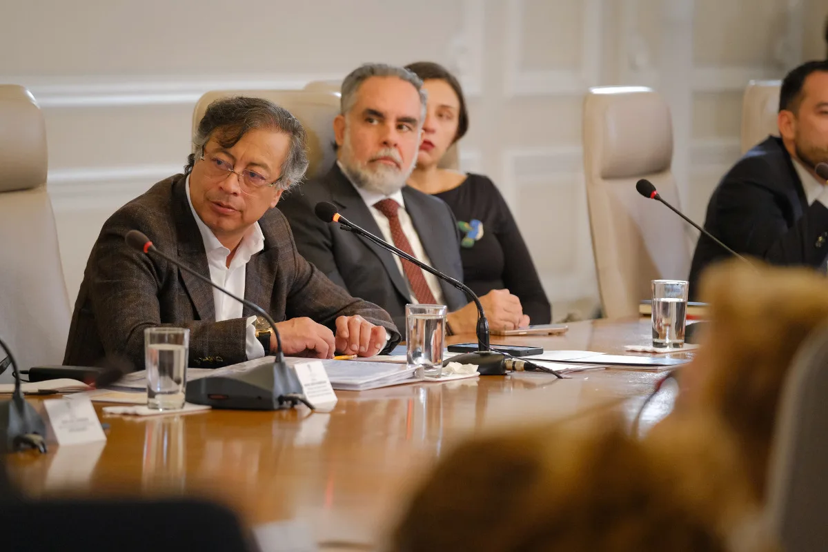 Durante el Consejo de Ministros que sesionó en la Casa de Nariño este lunes, el mandatario le dijo al jefe de la cartera política, Armando Benedetti que establezca "qué relación tienen (esos gerentes regionales) con el nuevo magistrado' de la Corte Constitucional, Carlos Camargo - Foto: Presidencia
