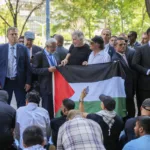 Petro participó simbólicamente en manifestaciones pro-Palestina en Nueva York. Uno de los gestos más visibles fue con Roger Waters, músico británico conocido por su postura crítica hacia la política israelí, quien hizo un llamado en redes a acompañar acciones de apoyo a Palestina - Foto: Presidencia