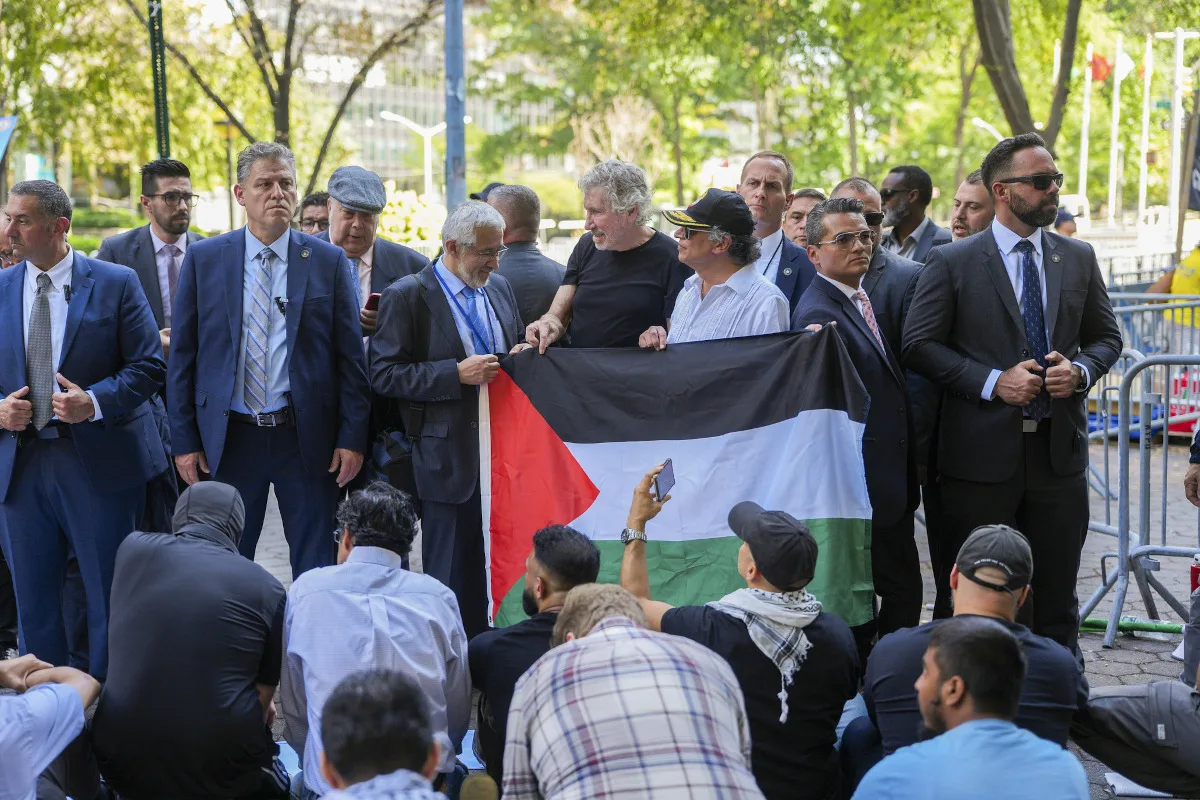 Petro participó simbólicamente en manifestaciones pro-Palestina en Nueva York. Uno de los gestos más visibles fue con Roger Waters, músico británico conocido por su postura crítica hacia la política israelí, quien hizo un llamado en redes a acompañar acciones de apoyo a Palestina - Foto: Presidencia