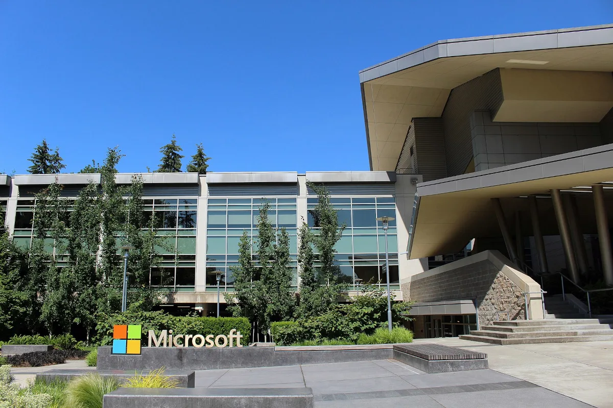 Dentro de Microsoft surgió un movimiento de empleados críticos llamado No Azure for Apartheid. Estos trabajadores han realizado protestas, ocupaciones en campus de Microsoft (como en Redmond), interrupciones de discursos de ejecutivos, vigilias, etcétera, exigiendo que la empresa corte sus vínculos tecnológicos que, según ellos, facilitan actividades militares o de vigilancia sobre población civil - Foto: Coolcaesar